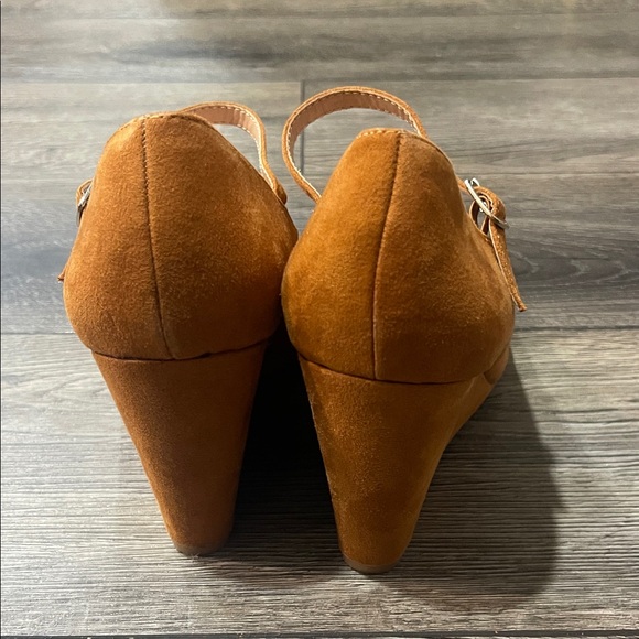 Chic Tan Suede Wedge Shoes - Picture 3 of 3